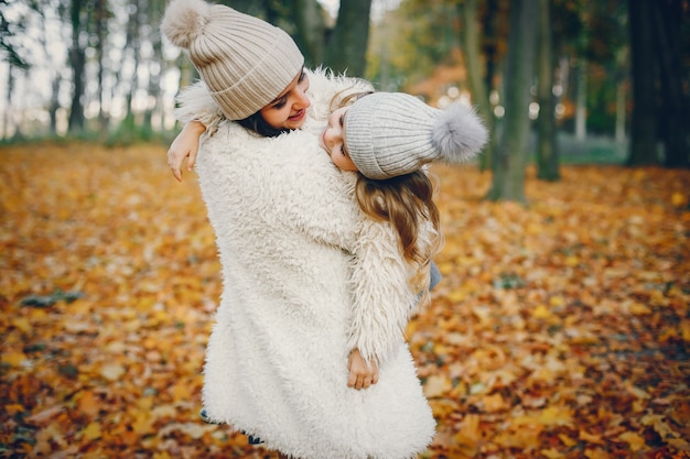 Famiglia carina ed elegante in un parco in autunno