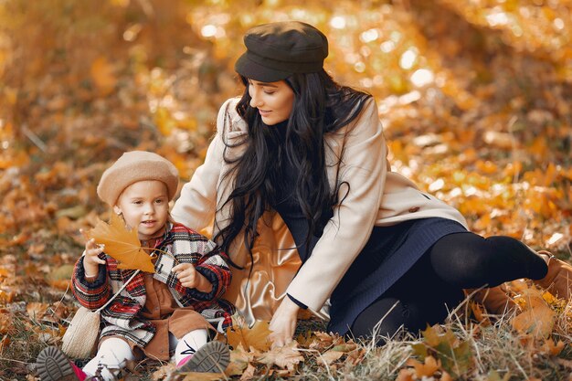 Famiglia carina ed elegante in un parco in autunno