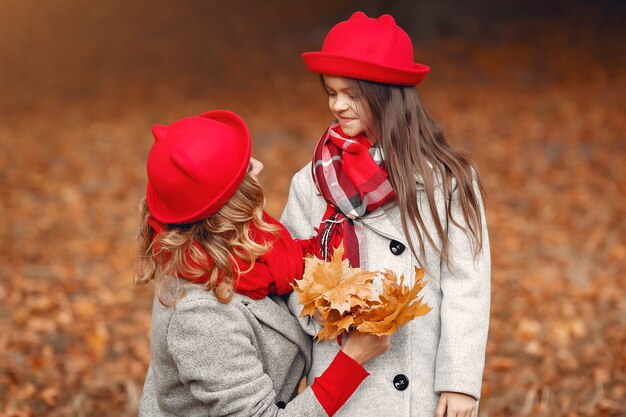 Famiglia carina ed elegante in un parco in autunno