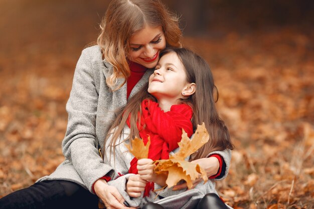 Famiglia carina ed elegante in un parco in autunno