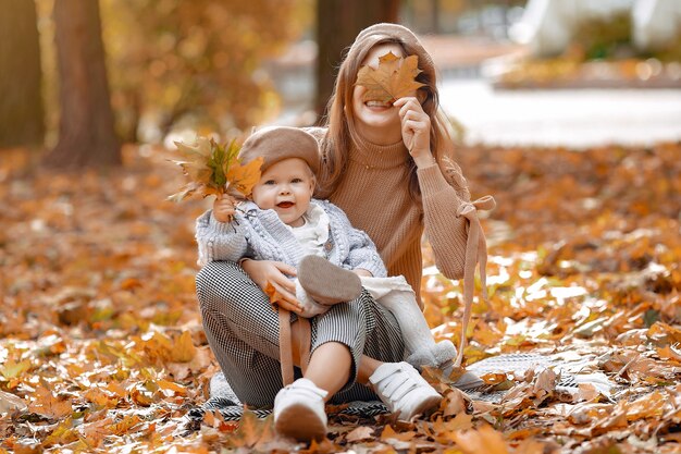 Famiglia carina ed elegante in un parco in autunno