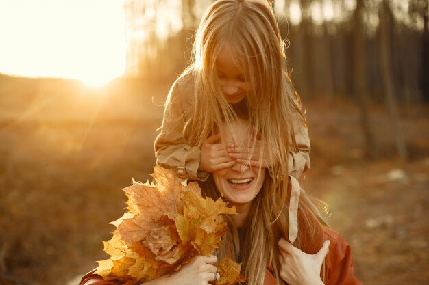 Famiglia carina ed elegante in un parco in autunno