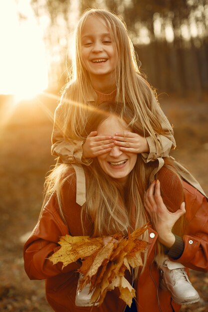 Famiglia carina ed elegante in un parco in autunno