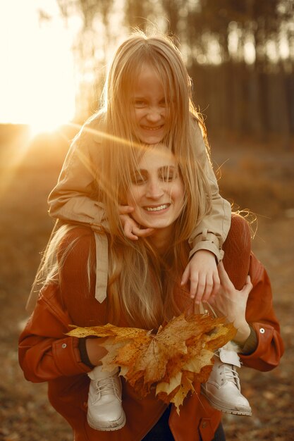 Famiglia carina ed elegante in un parco in autunno