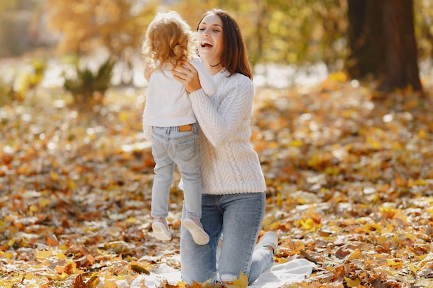 Famiglia carina ed elegante in un parco in autunno