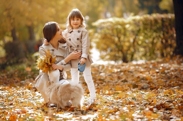 Famiglia carina ed elegante in un parco in autunno