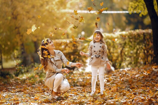 Famiglia carina ed elegante in un parco in autunno