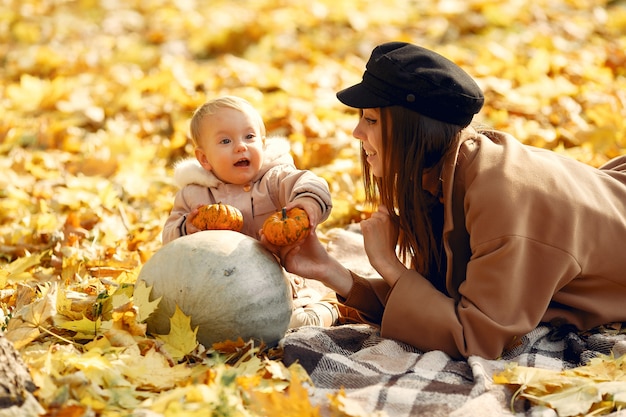 Famiglia carina ed elegante in un parco in autunno