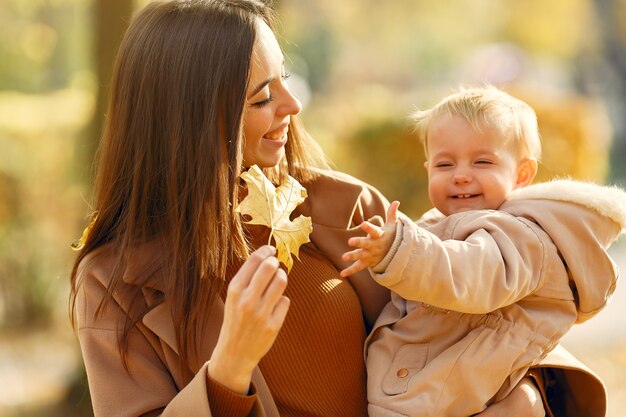 Famiglia carina ed elegante in un parco in autunno