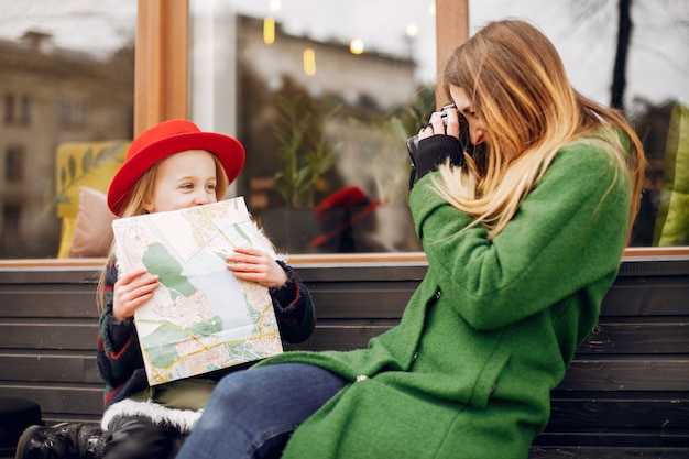 Famiglia carina ed elegante in una città primaverile