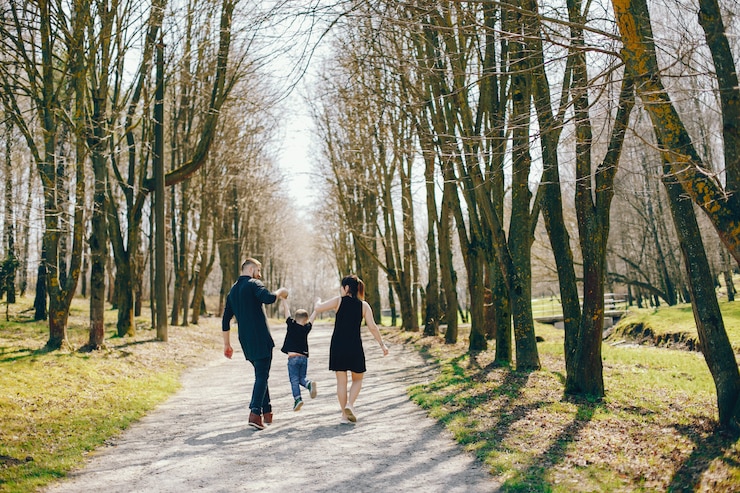 Foto gratuito famiglia carina in un parco