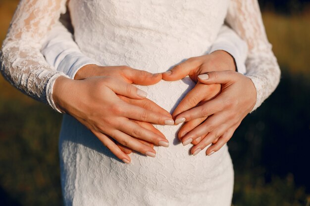 Famiglia carina trascorrere del tempo in un campo estivo