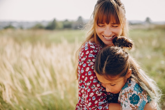 Famiglia carino ed elegante in un campo estivo