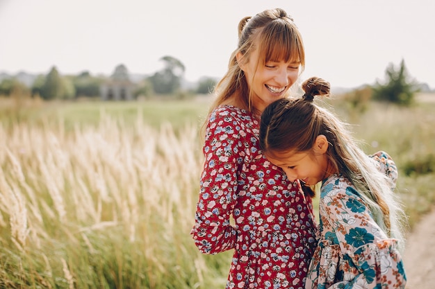 Famiglia carino ed elegante in un campo estivo