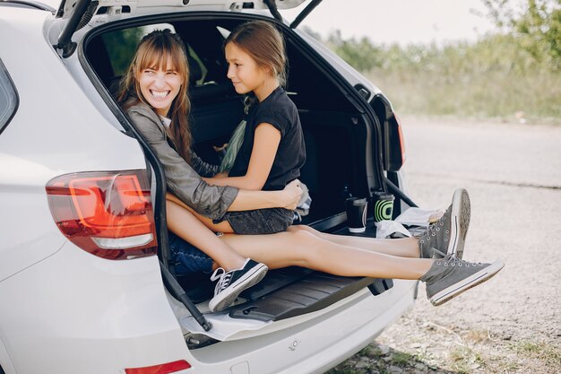 Famiglia carino ed elegante in un campo estivo