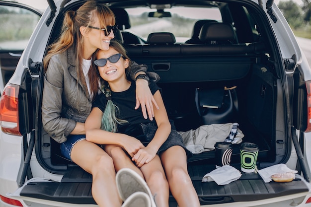 Famiglia carino ed elegante in un campo estivo