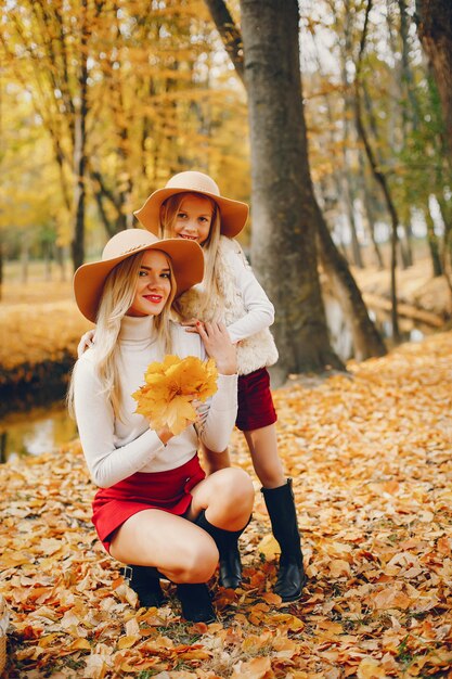 Famiglia carino ed elegante in un parco d&#39;autunno