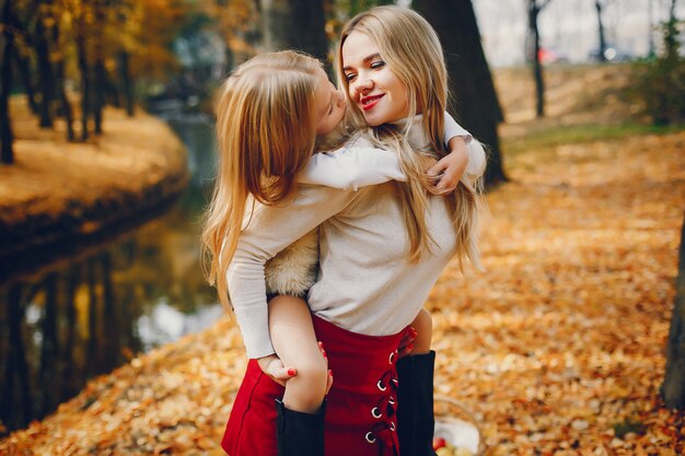 Famiglia carino ed elegante in un parco d&#39;autunno