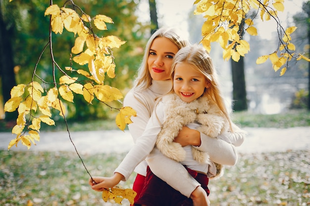 Famiglia carino ed elegante in un parco d&#39;autunno