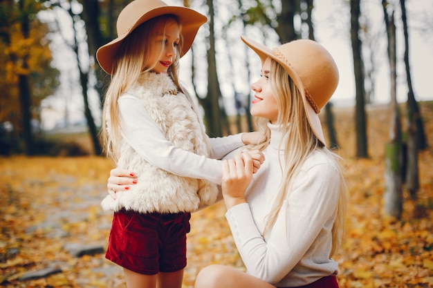 Famiglia carino ed elegante in un parco d&#39;autunno