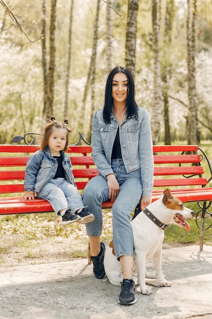 Famiglia carino ed elegante in un parco di primavera