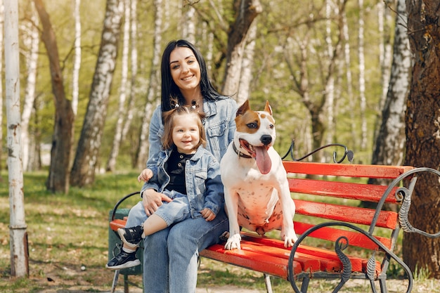 Famiglia carino ed elegante in un parco di primavera