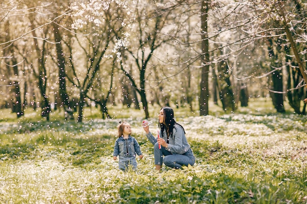 Famiglia carino ed elegante in un parco di primavera