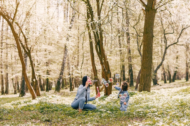 Famiglia carino ed elegante in un parco di primavera