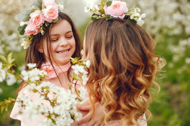 Famiglia carino ed elegante in un parco di primavera