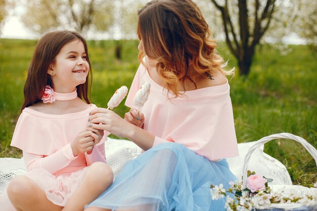 Famiglia carino ed elegante in un parco di primavera