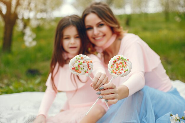 Famiglia carino ed elegante in un parco di primavera