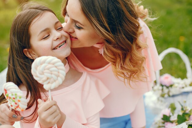 Famiglia carino ed elegante in un parco di primavera