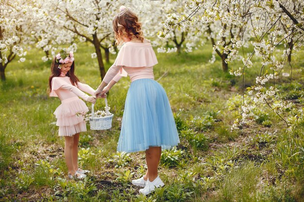 Famiglia carino ed elegante in un parco di primavera