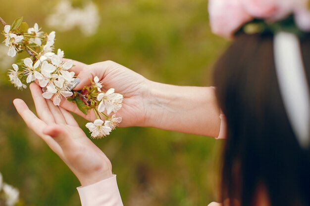 Famiglia carino ed elegante in un parco di primavera