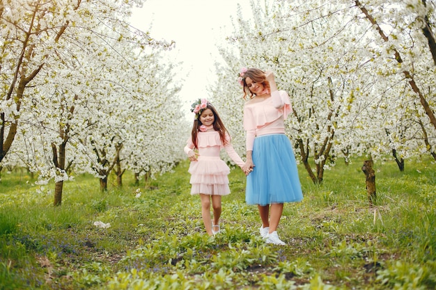 Famiglia carino ed elegante in un parco di primavera