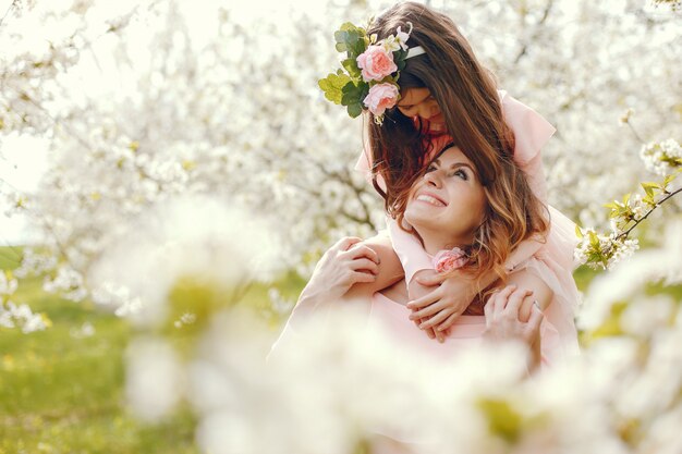 Famiglia carino ed elegante in un parco di primavera