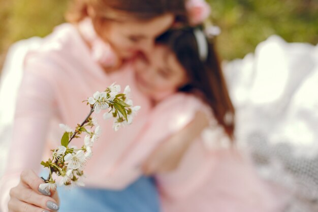 Famiglia carino ed elegante in un parco di primavera