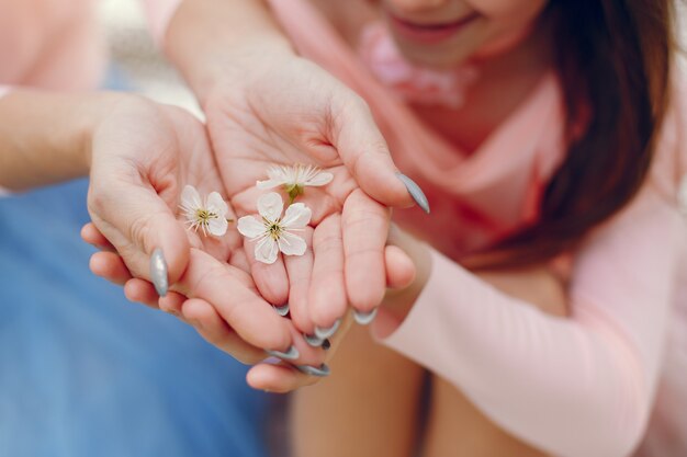 Famiglia carino ed elegante in un parco di primavera