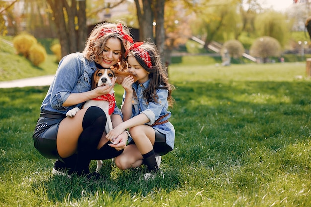 Famiglia carino ed elegante in un parco di primavera