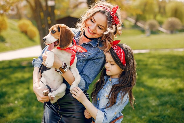 Famiglia carino ed elegante in un parco di primavera