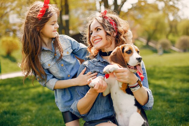 Famiglia carino ed elegante in un parco di primavera