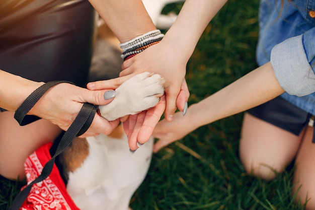 Famiglia carino ed elegante in un parco di primavera