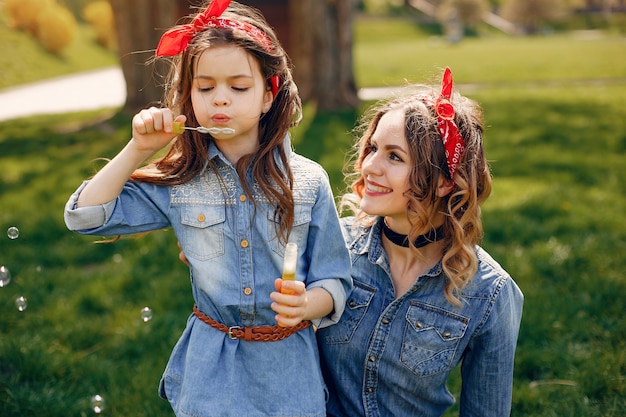 Famiglia carino ed elegante in un parco di primavera