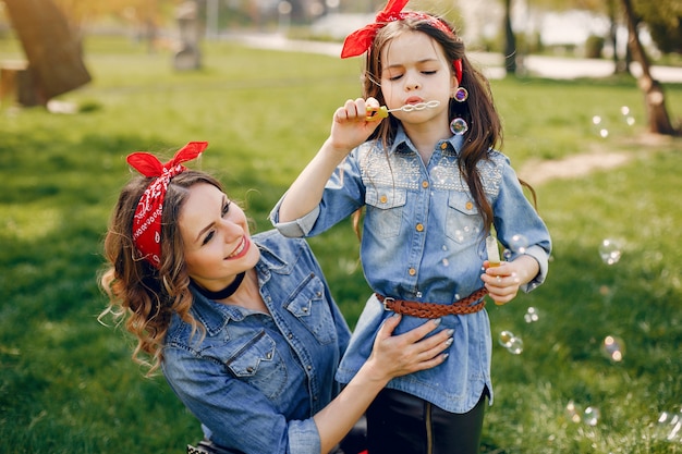 Famiglia carino ed elegante in un parco di primavera