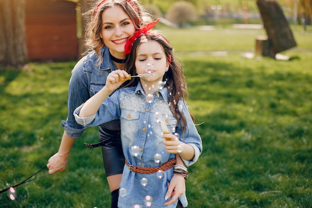 Famiglia carino ed elegante in un parco di primavera