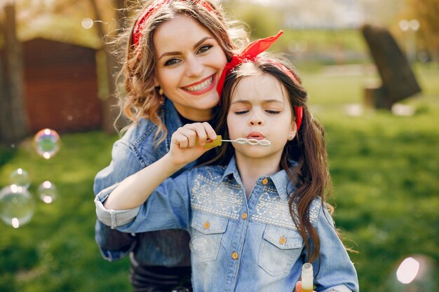 Famiglia carino ed elegante in un parco di primavera