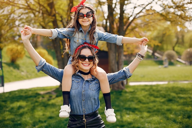 Famiglia carino ed elegante in un parco di primavera