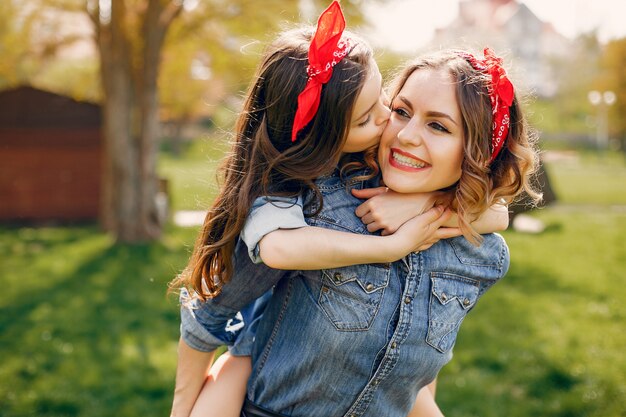 Famiglia carino ed elegante in un parco di primavera