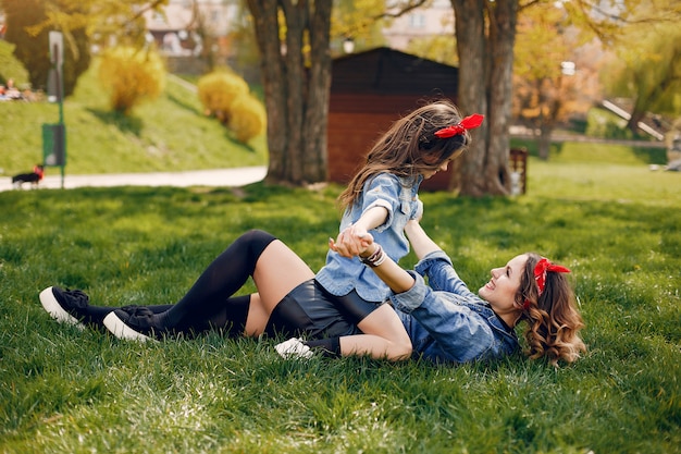 Famiglia carino ed elegante in un parco di primavera