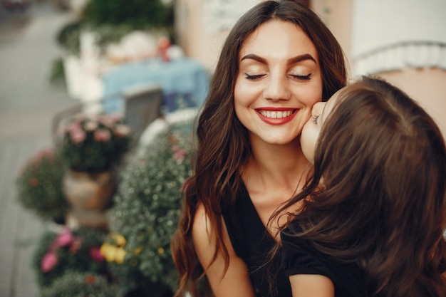 Famiglia carino ed elegante in una città estiva